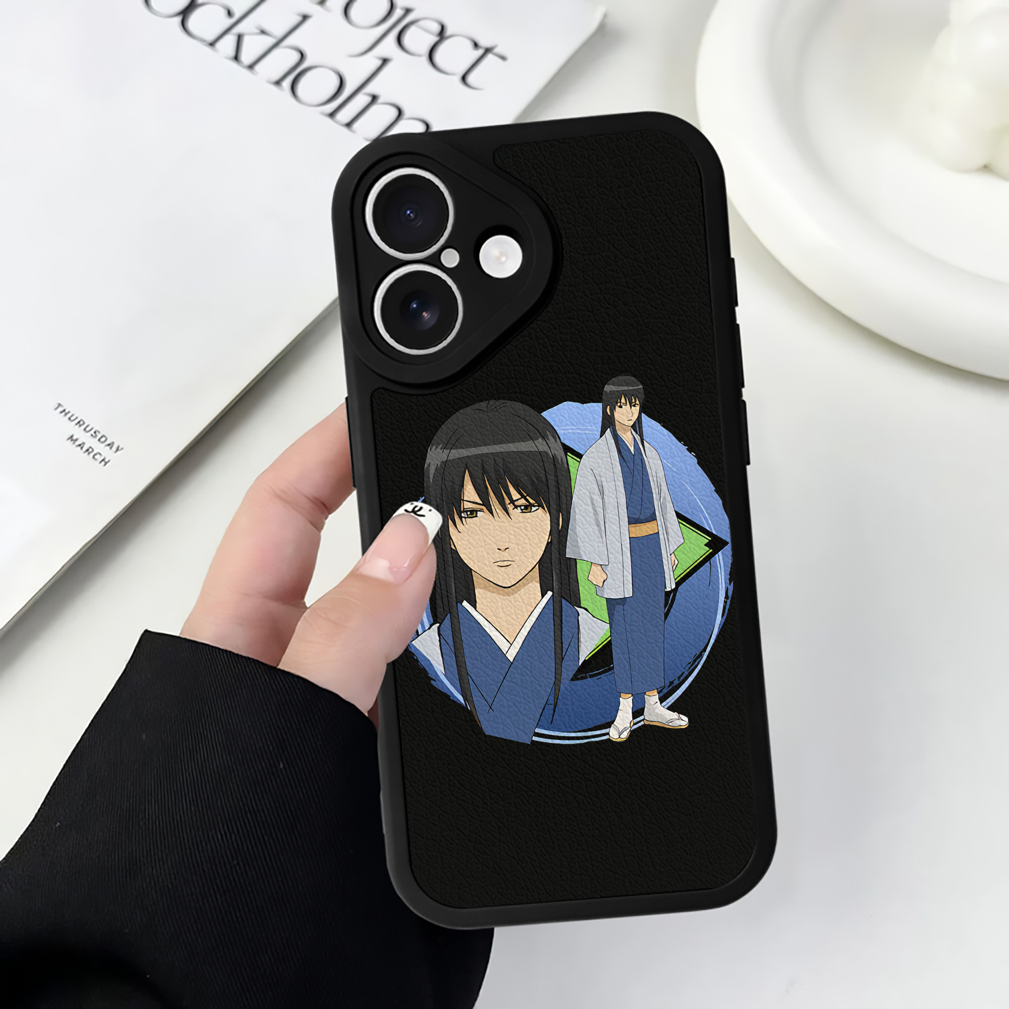 （画像用） ぎんたま 坂田銀時（さかたぎんとき） 神楽 志村新八（しむら しんぱち） GINTAMA Sakata Gintoki Kagura Shimura Shinpachi 【iPhone 16シリーズ対応】シリコンスマホケース（レザー調） 材質：シリコン
